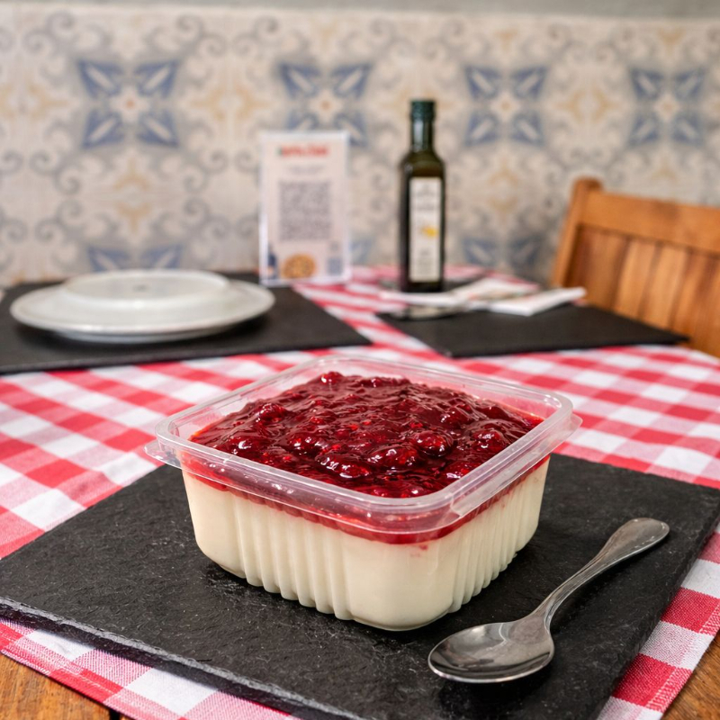 Tradicional doce italiano a base de nata e açúcar com calda de morango