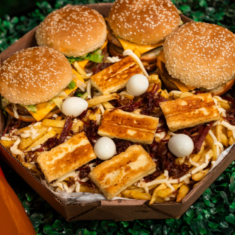 4 X-duplo (pao de gergelim , 2 carnes , 2 queijos , maionese temperada , catchup , cheddar cremoso , salada ) batata com catupiry , carne seca e fatias de queijo de coalho .