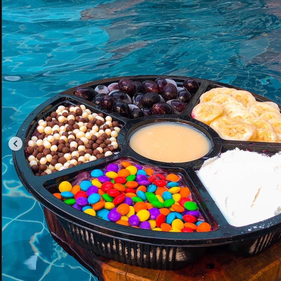 Açaí cremoso em versão grande, montado na sorte com adicionais variados. Uma opção divertida, prática e cheia de sabor pra quem gosta de surpresa em cada colherada.