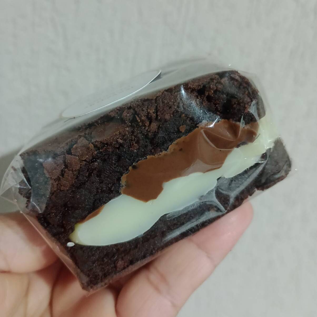 🍫🤍 **BROWNIE RECHEADO COM BRIGADEIRO DE NINHO E NUTELLA**
Prepare-se para uma experiência **absurdamente deliciosa!** 🤤🍫
Brownie artesanal, intenso e chocolatudo, com interior macio e irresistível, recheado com uma combinação dos sonhos: **brigadeiro cremoso de Ninho + Nutella**. 🤍🌰
A cada mordida, você encontra o equilíbrio perfeito entre o sabor marcante do chocolate, a cremosidade do Ninho e aquele toque inconfundível de Nutella.
✨ Feito artesanalmente
🍫 Brownie macio e chocolatudo
🤍 Brigadeiro de Ninho supercremoso
🌰 Nutella irresistível
**É o tipo de doce que você pede pensando em dividir… mas provavelmente vai querer guardar só para você. 😏**
👉 **Peça agora e entregue-se à tentação!**