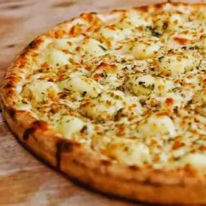 Deliciosa pizza 8 fatias 2 sabores na mesma pizza meia calabresa e a outra metade frango com catupiry +refri 1 litro