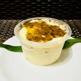 Massa de Iogurte Molhadinha Com Recheio Quatro Leites e Geleia de Maracujá.