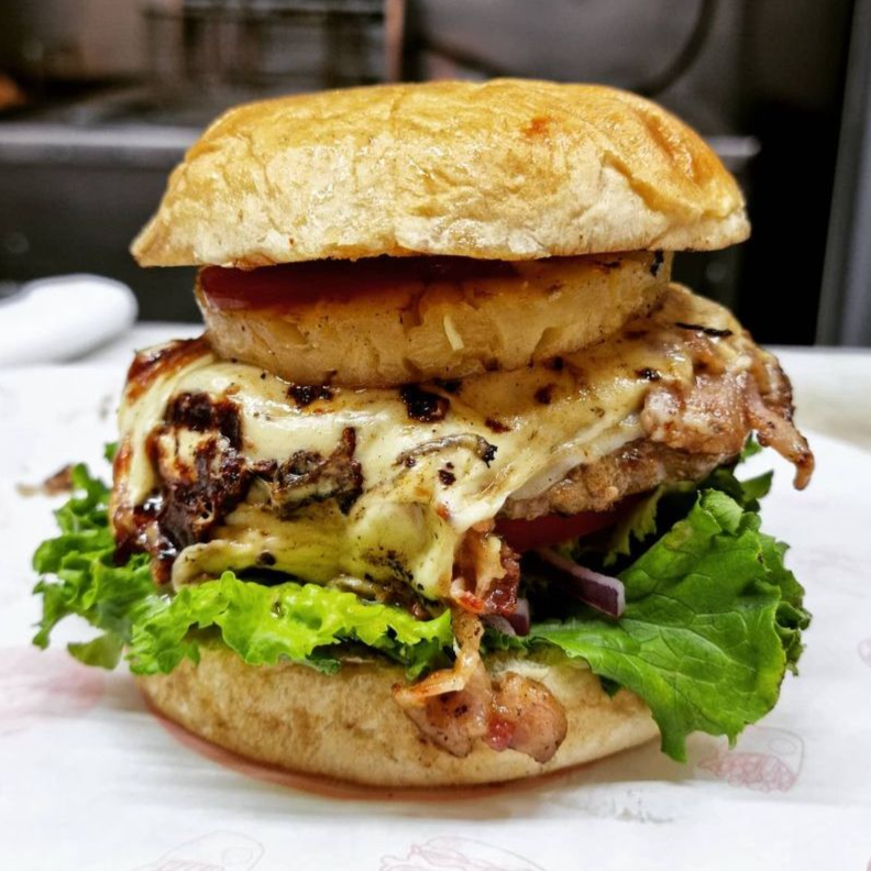 Hamburguesa Hawaiana Doble Carne a las Brasas
