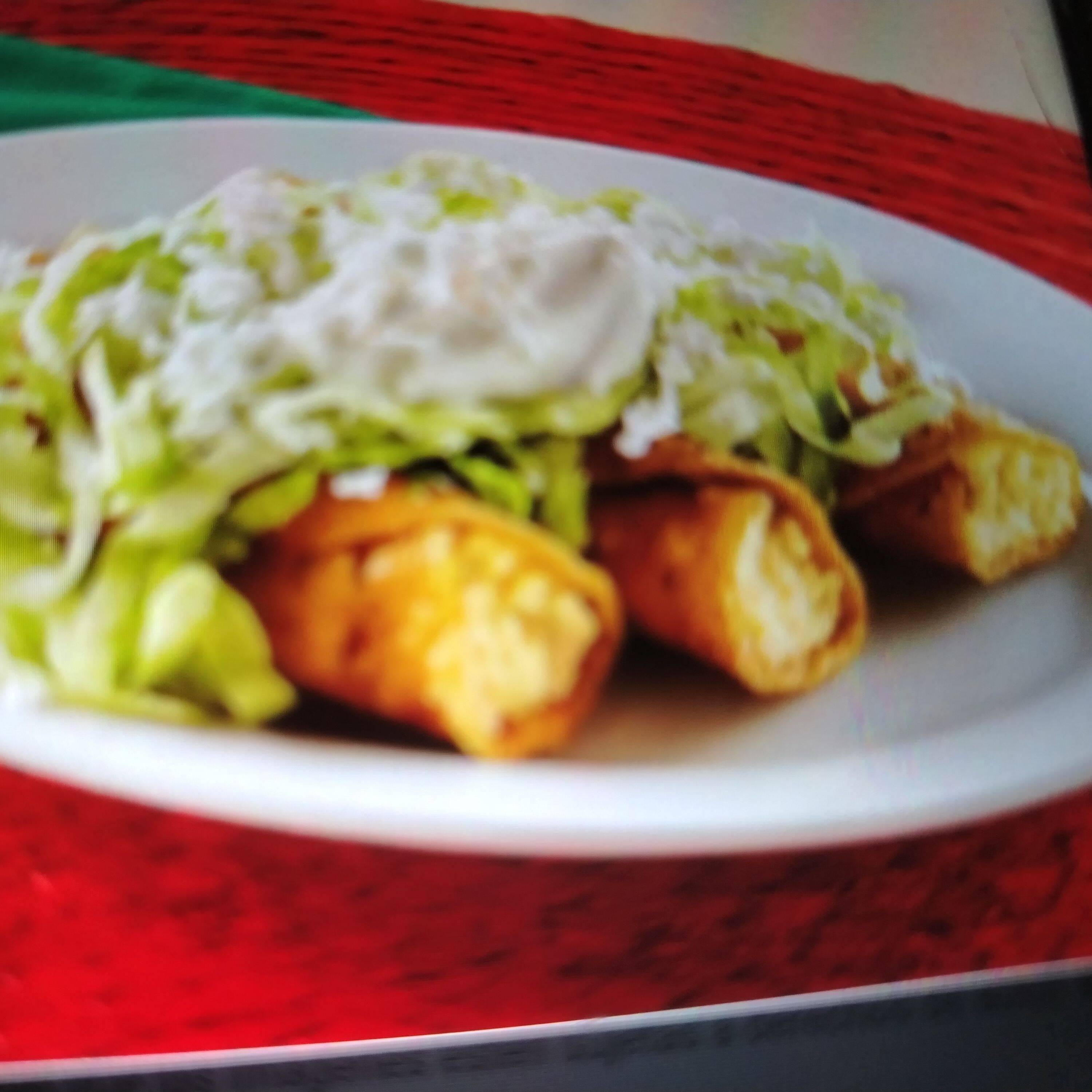 Tacos Dorados de Pollo 3 Pzas con Frijoles