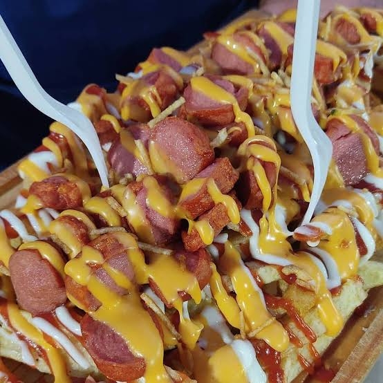 Salchipapas con Queso