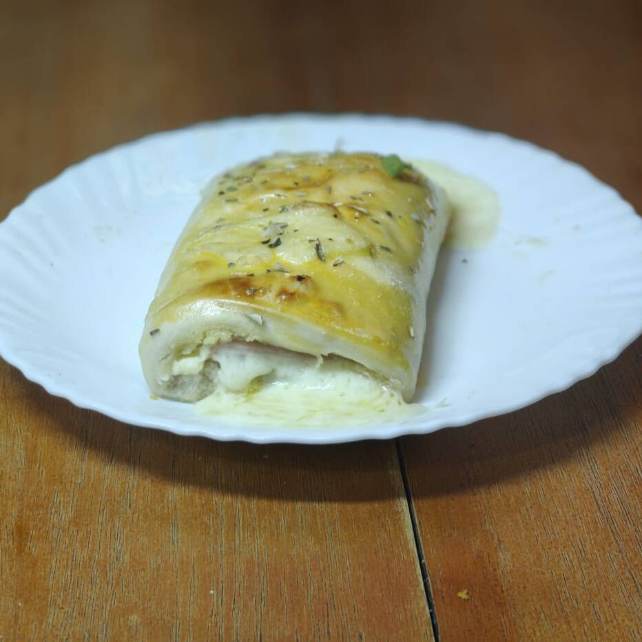 Joelho de Queijo com Presunto - A combinação perfeita de presunto e queijo derretido, envoltos em nossa massa artesanal especial. O clássico que nunca decepciona!
