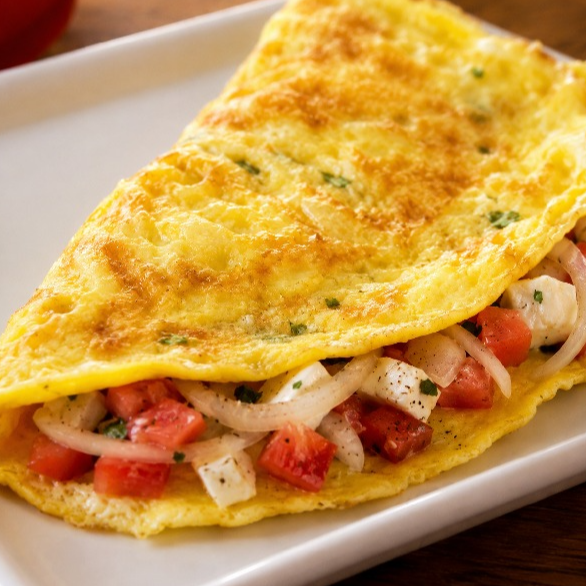 Nossa Omelete é preparada com: 03 Ovos, Queijo Branco, Tomate e Cebola.
