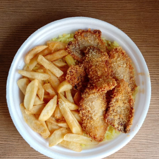 Delicie-se com nossas peixe frita, irresistivelmente crocantes, servidas com um acompanhamento saboroso de feijão mulato, arroz soltinho e fritas douradas. Uma explosão de sabores que vai conquistar seu paladar!