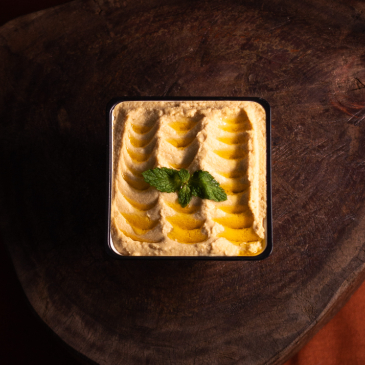 Grão de bico cozido, tahine (pasta de gergelim), alho e suco de limão.