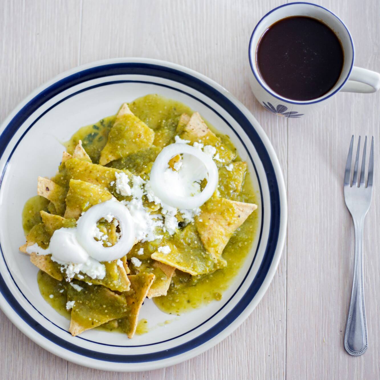 CHILAQUILES VERDES CON CAFE