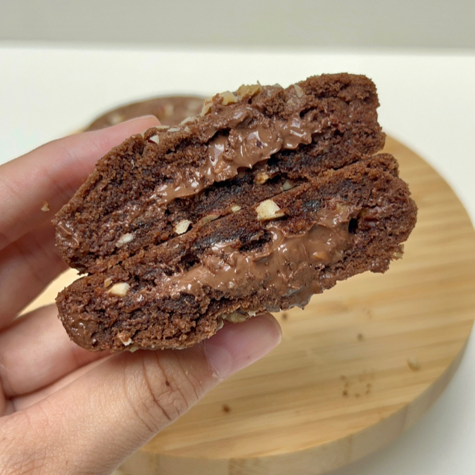 Massa de cacau com pedaços de avelã, recheada com creme de avelã cremoso e mais avelãs crocantes. Inspirado no clássico Ferrero Rocher!