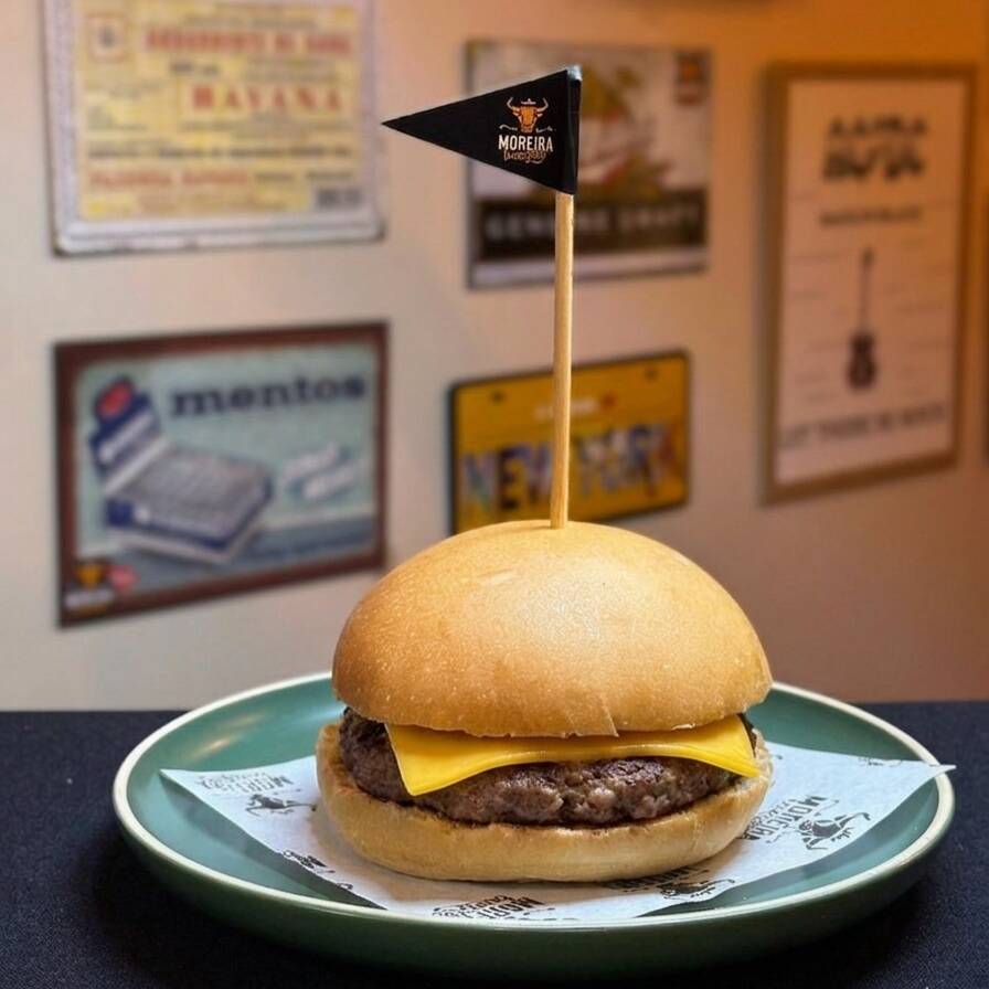 Suculento Burger Angus, Fatias de Queijo Cheddar Americano, Ketchup, Maionese. Servido no Pão Levemente Selado