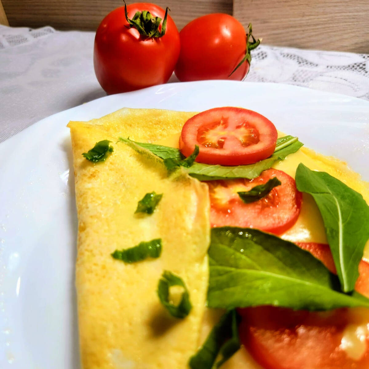 Super omelete com 2 ovos, tomate, rúcula e queijo mussarela.