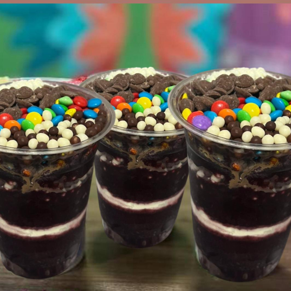 Açai, leite condensado, confete, leite em pó, choco ball, gotas de chocolate