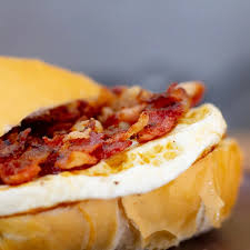 PÃO FRANCÊS, 2 OVOS E BACON