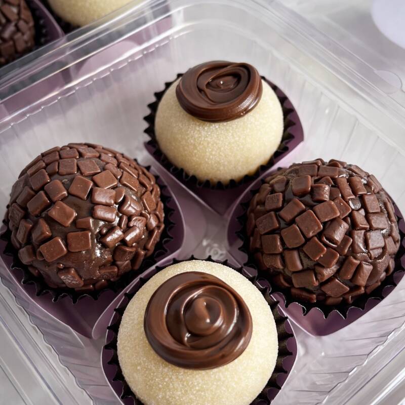 Surpreenda quem você ama com um presente especial. 4 docinhos artesanais: • 2 de Ninho com Nutella • 2 de Brigadeiro tradicional 50% cacau. Peso aproximado de cada docinho: 25 a 27gr Um presente cheio de carinho, perfeito para adoçar a data mais romântica do ano! --- #Diadosnamorados #Presentedelicioso #Chocolateartesanal #Nutellalovers #Ninhocomnutella #Barrarecheada #Amoremformadechocolate