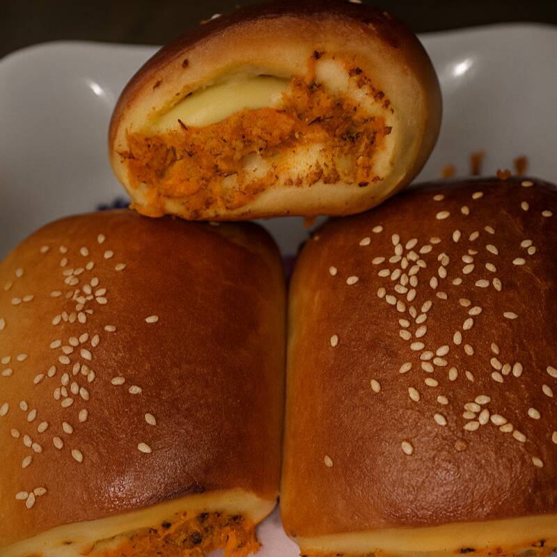 Massa macia e douradinha recheada com frango desfiado, requeijão cremoso e tomate picado.