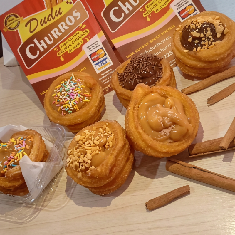 Cestinha de churros, no sabor doce de leite ou chocolate c cobertura de granulado a sua escolha