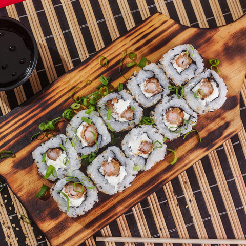 ALGA, ARROZ, GERGILIM TORADO, CREME CHESSE E CAMARÃO CROCK.