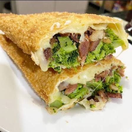 Brócolis, bacon e queijo.