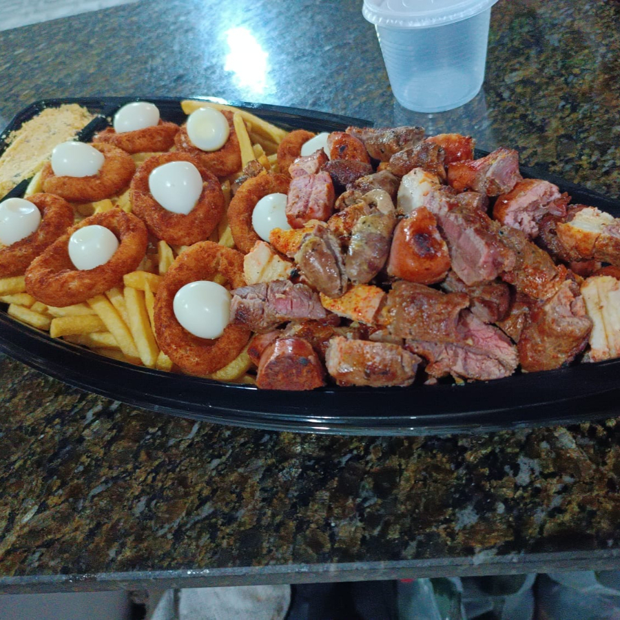 Acompanha: 7 Espetos de churrasco (Carne, frango, linguiça, coração e Drumet) + 600gr de fritas, Anel de Cebola, Ovo de codorna, Vinagrete, farofa e Barbecue