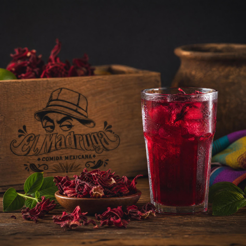 Bebida tradicional mexicana preparada com flor de hibisco, água e sem adição de açúcar. Refrescante, levemente ácida e perfeita para acompanhar pratos mexicanos. O cliente adoça de acordo com seu gosto.