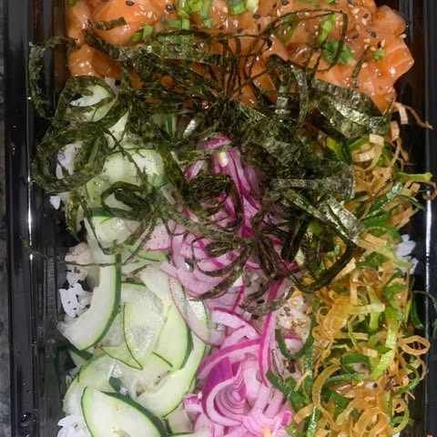 Arroz japonês, Salmão em cubos, crispe de alho poró, sonomono, cebola roxa, nori, molho Teriaki e molho de Pimenta Sweet Chille