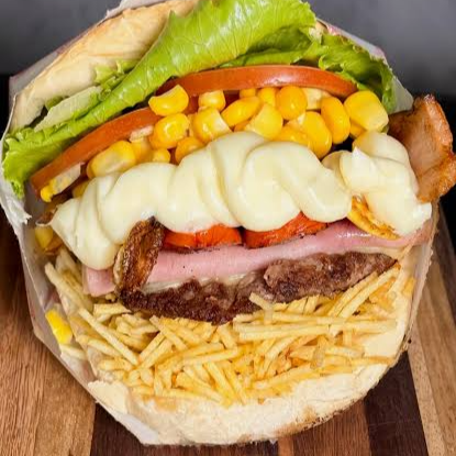 Hamburguer suculento, mussarela deretida, bacon torradinho, presunto, ovo caprichado, alface, tomate, milho, batata palha e um pao fresquinho, uma experiencia nova a cada mordida.