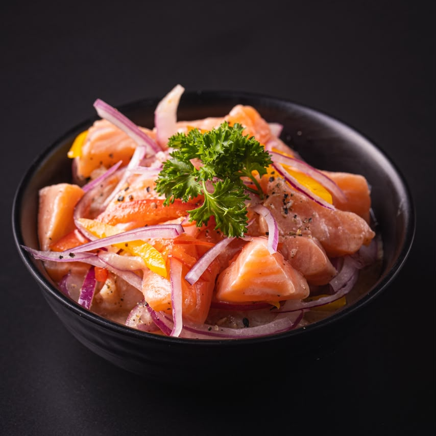 350g - Ceviche de Salmão: deliciosas fatias de salmão fresco marinadas com cebola roxa e os temperos especiais da casa, trazendo uma explosão de sabores frescos, cítricos e irresistíveis em cada garfada! 🍣✨🍋
