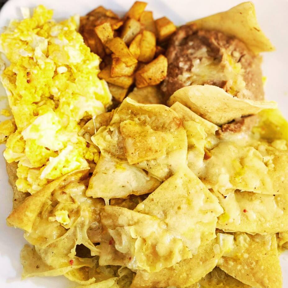 CHILAQUILES VERDES HUEVO ESTRELLADOS