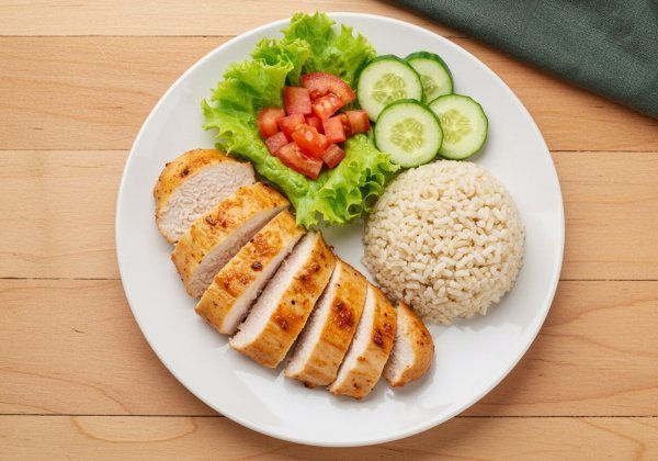Pechuga con Arroz y Ensalada
