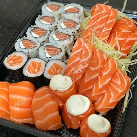 5 Gunkan de salmão, 5 sashimis de salmão, 5 niguiris de filádelfia, 10 peças de filádelfia maki e 24 hot Filádelfia