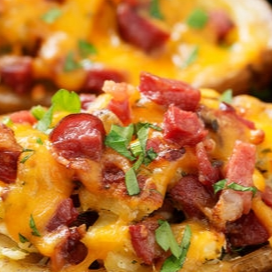 Batata Recheada de Calabresa e Bacon
Batata cremosa e bem recheada com calabresa defumada, bacon crocante, requeijão cremoso e mussarela, batata palha, irresistível. Uma combinação cheia de sabor, perfeita para matar a fome!