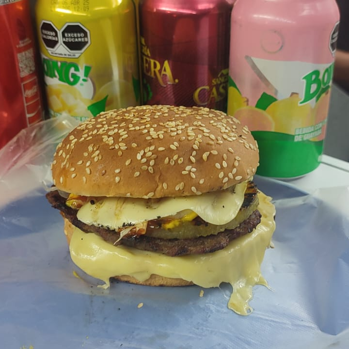 Hamburguesa Doble Queso y Una Piña