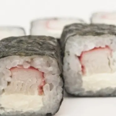 Enrolado de Nori por Fora Arroz japones por dento e Kani