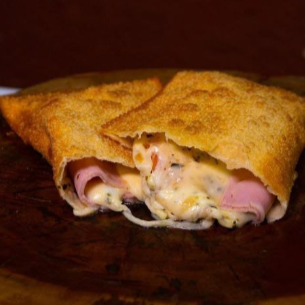 Mussarela, ovo, tomate,azeitona e orégano