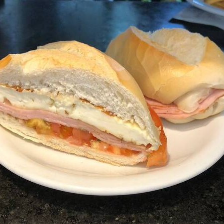 Peito de peru, queijo branco, tomate e orégano.