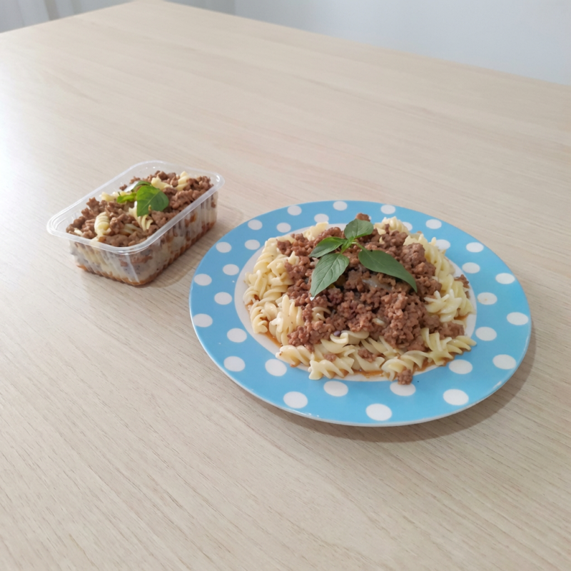 Macarrão integral sem glúten com carne ou frango. marmitas- média (200g) - grande (400g). marmita saudável, saborosa, prática e nutritiva! . observações: -marmitas congeladas, aquecimento no microondas, forno ou banho maria. -taxa de R$ 2,00 por cada marmita de carne bovina.