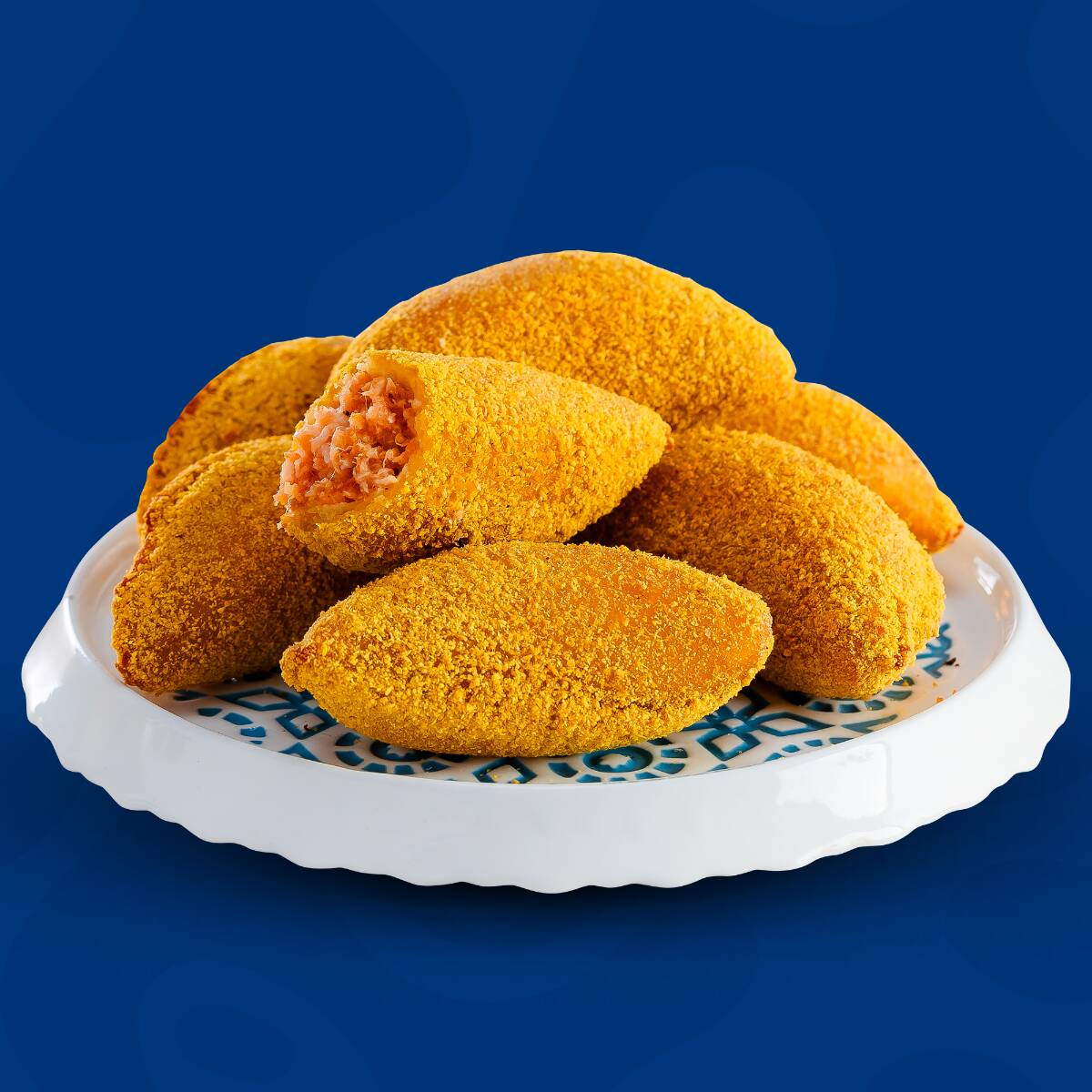 O Mini Pastel de Frango é feito com massa leve e recheio de frango bem temperado. Crocante, saboroso e com aquele gostinho de receita caseira.