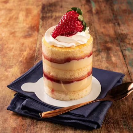 Massa branca molhadinha, com duas camadas de recheio de brigadeiro branco e geleia de morango finalizando com chantinhinho bolo com 7,5 cm diâmetro.