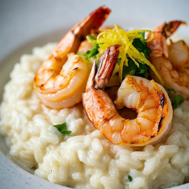 Arroz arbóreo, Camarão fresco, queijo parmesão, limão siciliano, finalizado salsinha.