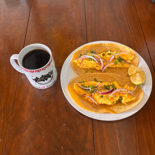 2 Tacos de Huevo XL y Café Americano