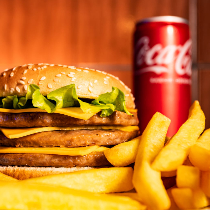 Pão gergelim , 3 carnes , 3 queijos , maionese temperada , cheddar cremoso , ketchup e alface + batata pequena e refri lata