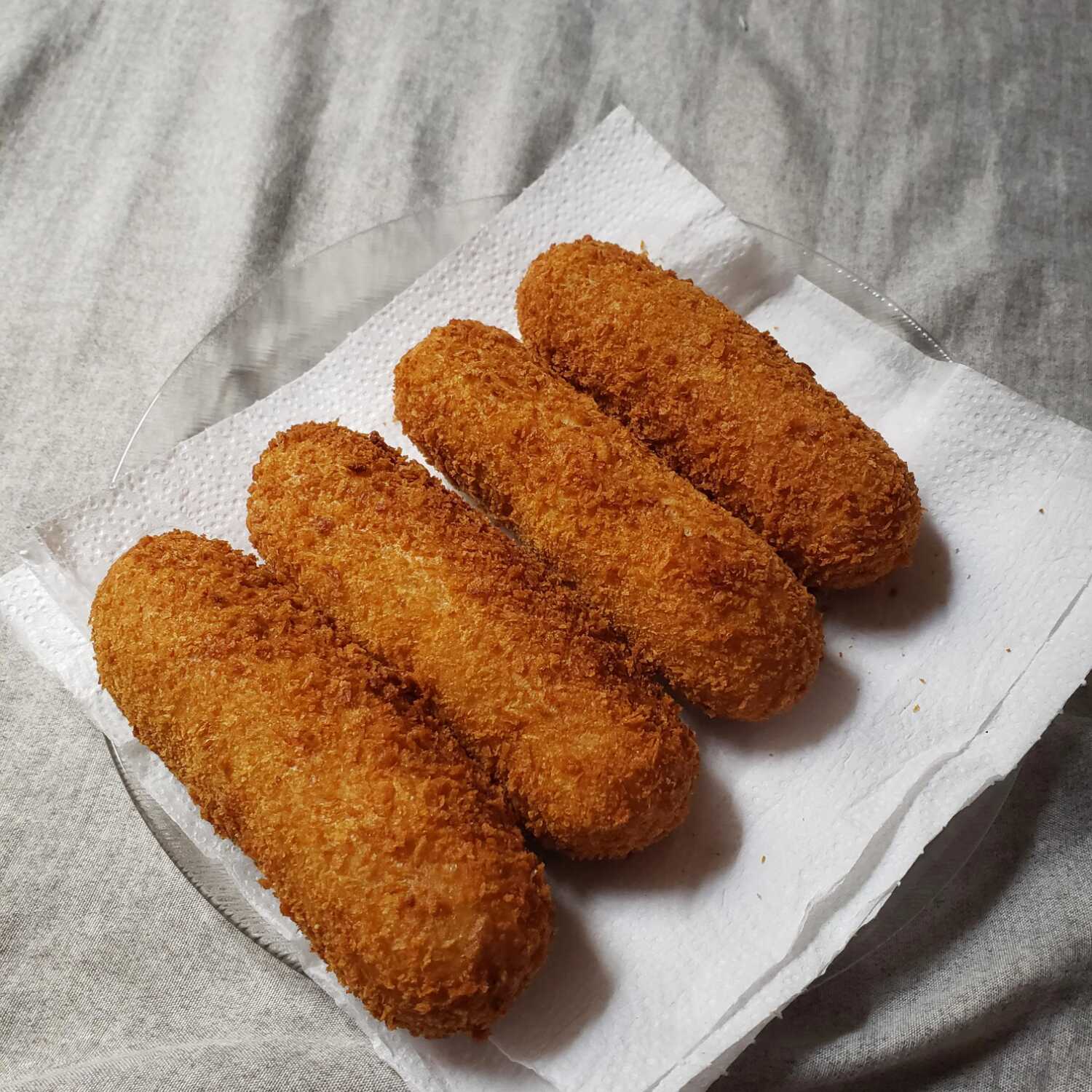 Enrolado de salsicha empanado com farinha de rosca e farinha panko