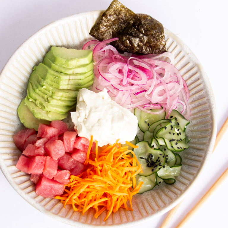 Atum Fresco, ArrozJaponês, Sunomono, Avocado, Nori, Cebola Roxa, Cream Cheese