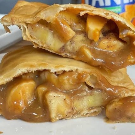 Doce de banana com doce de leite e canela.