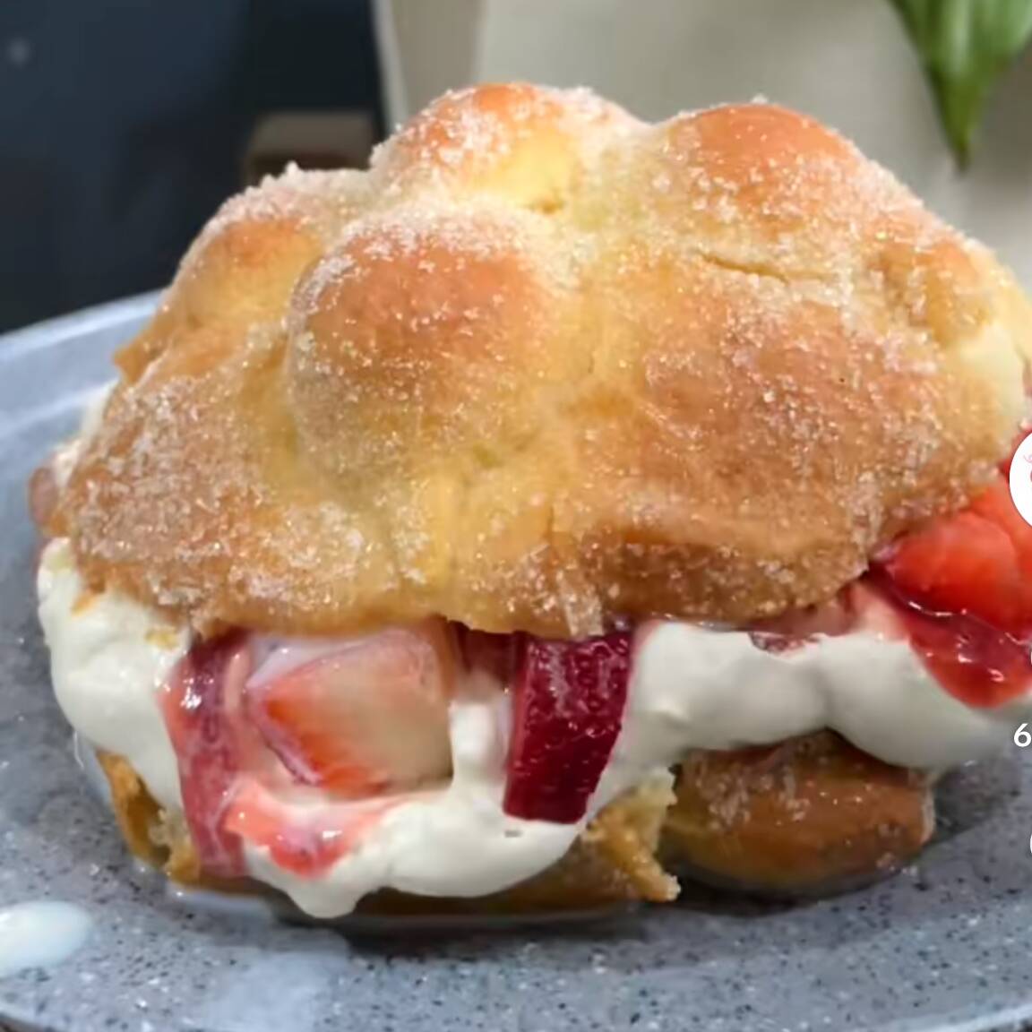 Pan de Muerto y Fresas con Crema