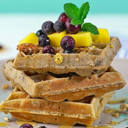 Waffles con Mango y Arándano