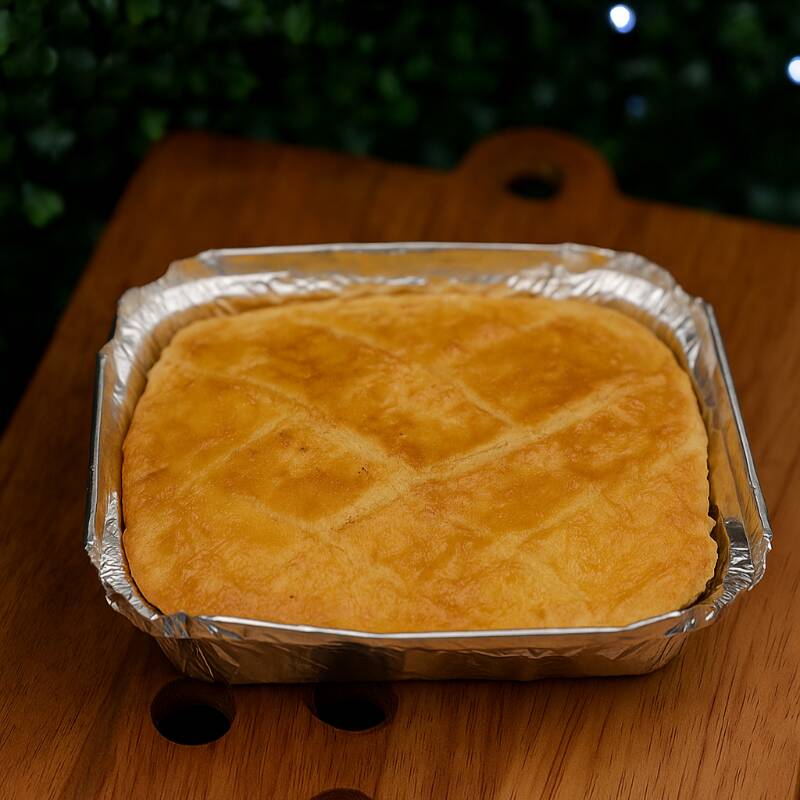 Massa amanteigada que derrete na boca, um generoso recheio de frango bem temperado e catupiry.