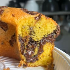 Nosso campeão de vendas! Uma massa de cenoura fofinha e úmida, recheada com pedaços generosos de chocolate nobre que derretem a cada mordida. Artesanal, irresistível e simplesmente inesquecível. O bolo que virou paixão e conquista corações em cada fatia! Serve aprox. 8 fatias